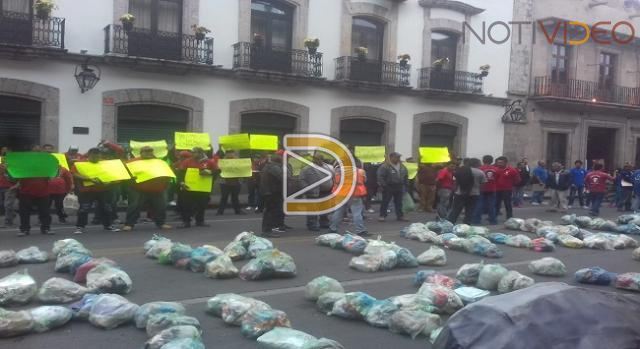 Recolectores de basura en Morelia protestan por impuesto ecológico