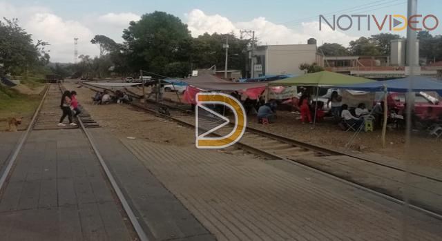 CNTE mantiene tomadas vías del tren