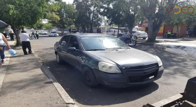   Supuesto instructor de manejo pide a su aprendiz dar una mochada a un Policía 