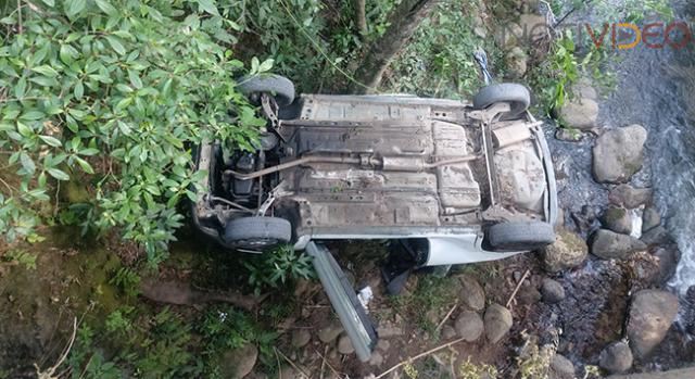 Auto cae a un barranco y muere una persona