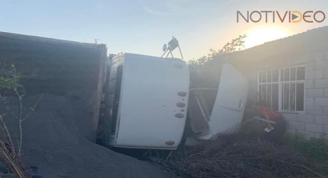  Camión sin frenos se impacta con varias viviendas