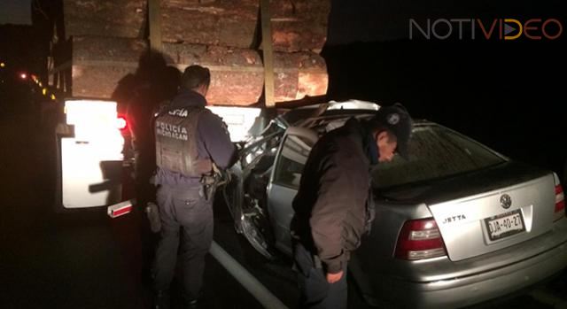Un hombre murió al chocar contra un tráiler cargado con madera 