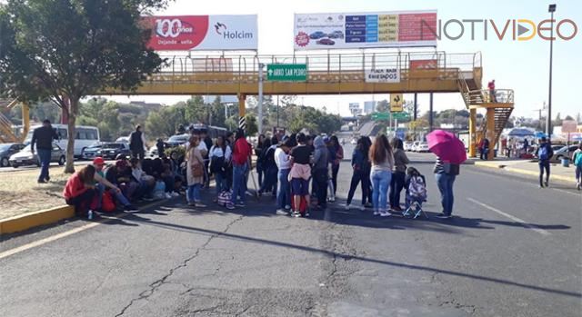 Normalistas salen a las calles y secuestran camiones