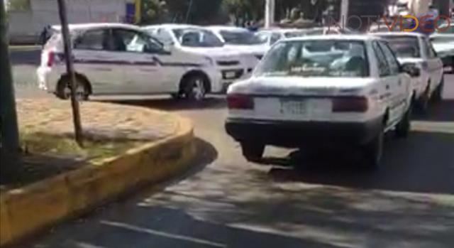  Taxistas bloquean accesos a la ciudad, piden el rescate de su líder
