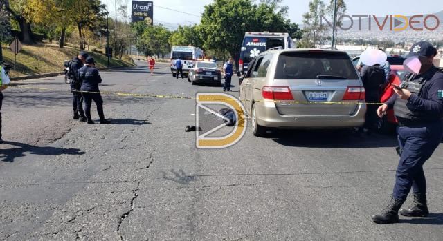 En un asalto acribillan a dos sujetos a bordo de su camioneta, uno murió