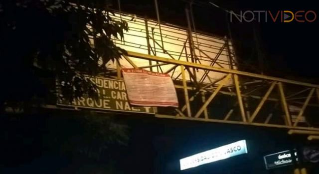  Amanecen lonas con mensajes colgadas en puentes en Uruapan