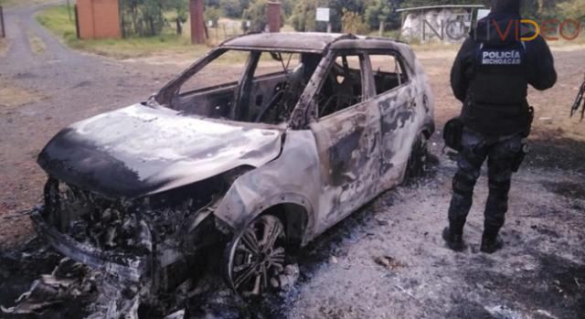  Localizan dos cuerpos calcinados dentro de un carro
