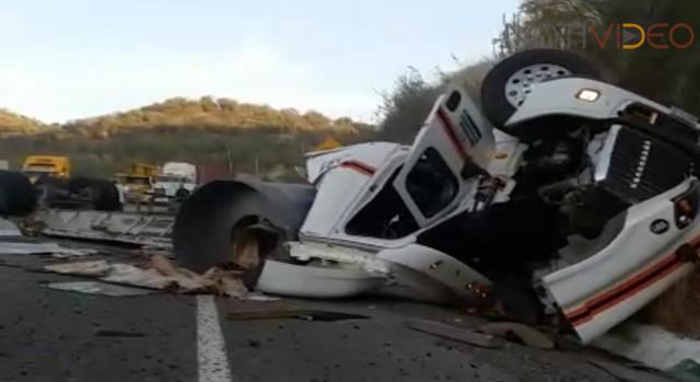  Tráiler cargado con acero se vuelca en la Siglo XXI