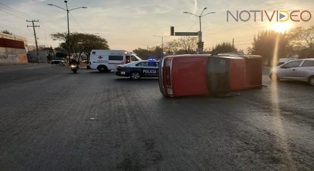 Ambulancia de Cruz Roja sufre accidente en un servicio de emergencia