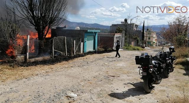 Se incendia una choza de madera en la colonia Satélite