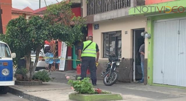  Acribillan a tiros a dos sujetos dentro de una tienda; hay un muerto 