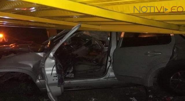  Camioneta choca contra un puente; hay tres muertos