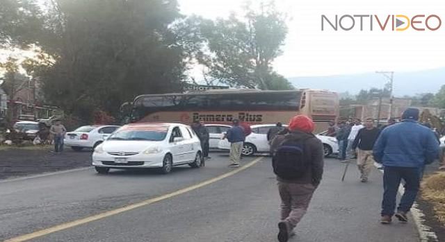  Comuneros bloquean la carretera federal Carapan-Zamora