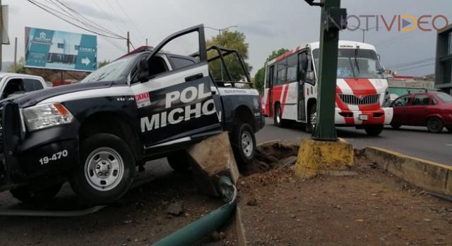  Policías chocan derriban un poste con su patrulla