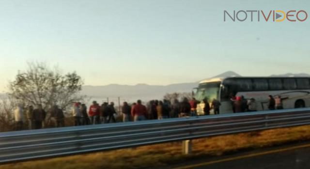Normalistas secuestran autobuses en Tiripetío