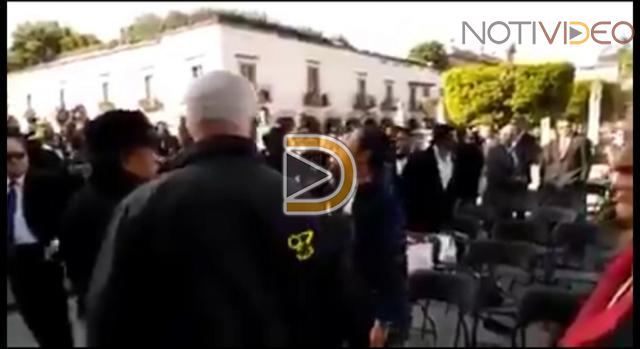 Mireles guarda silencio ante la agresión a una mujer que lo encaró