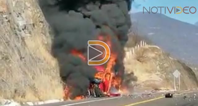 Tráiler evita un choque y se estrella contra un talud y se incendia