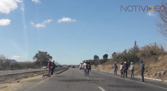 Normalistas inician el año y salen a la carretera Morelia-Pátzcuaro