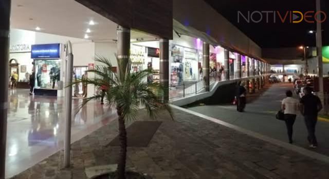 Comando asalta la tienda Aurrera de Plaza Fiesta Camelinas