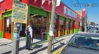 Grupo de hombres y mujeres son detenidos después de robar una tienda de autoservicio 