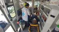 Motociclista se salva de milagro al derrapar en su unidad y quedar abajo de un tráiler