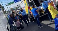 Mujer es arrollada por un camión de pasajeros