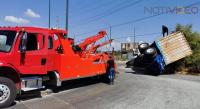 Vuelca un camión de carga en la avenida Oscar Chávez.