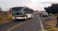 Choque entre un autobús y camioneta deja un muerto y 5 lesionados
