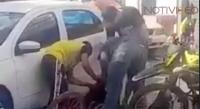 Ladrón es sometido por ciudadanos y le dan una golpiza