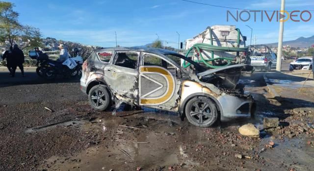 Se incendia camioneta cerca de la UTM, en Morelia 