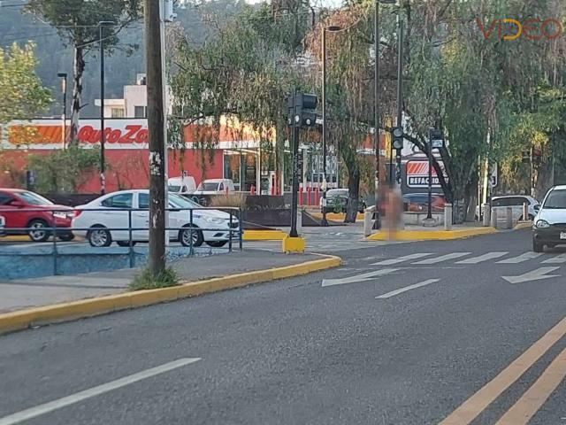 Captan a hombre desnudo en la Calzada Ventura Puente de Morelia 
