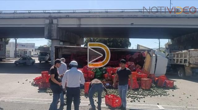 Camión aguacatero vuelca en la lateral del Boulevard Industrial