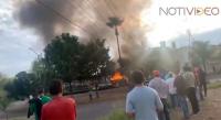 Atacan a balazos e incendian 3 lotes de venta de automóviles en Uruapan