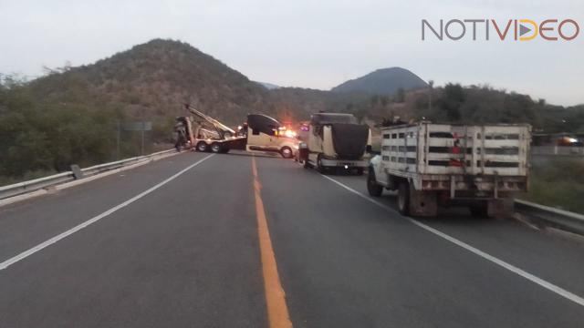 Tractocamión se sale de la carretera y vuelca en el poblado de Infiernillo
