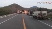 Tractocamión se sale de la carretera y vuelca en el poblado de Infiernillo
