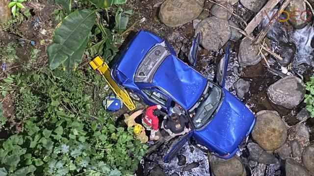 Pareja queda prensada en su auto tras caer de un puente en Tacámbaro