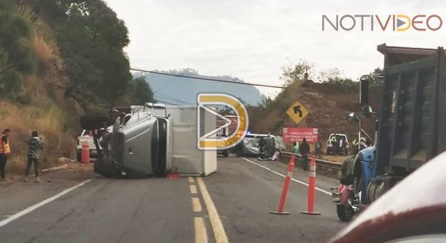 Torton sin frenos embiste a dos autos y vuelca, en la Siglo XXI; hay 4 heridos