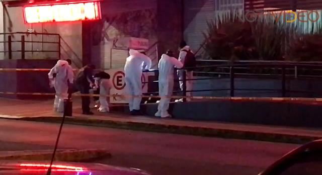 Atacan cadeneros de tres bares en Morelia.