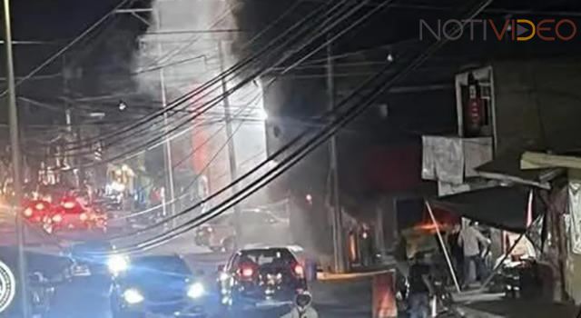Horror en Zitácuaro por quema de Oxxos y Enfrentamientos entre Civiles Armados; hay dos muertos 