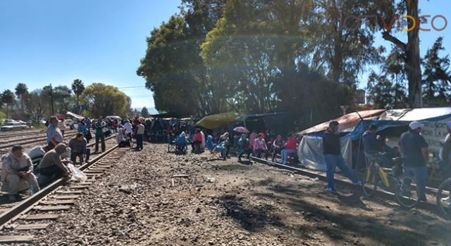 Retoman profesores bloqueo a vías férreas en 3 puntos del estado 