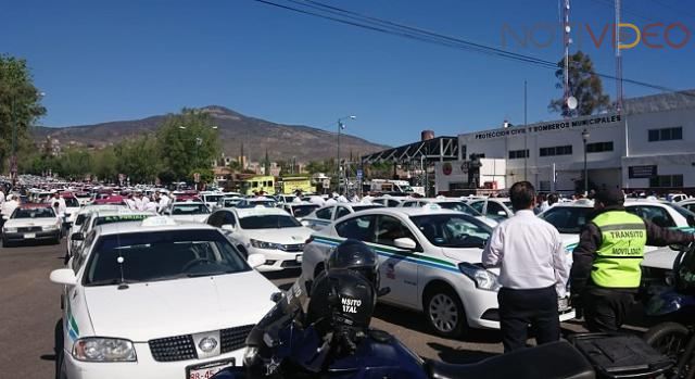  Taxistas realizan manifestación pacífica al centro de la ciudad