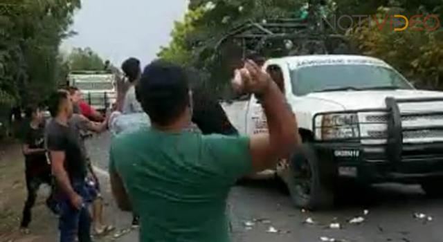 Elementos de la Guardia Nacional son agredidos con huevos