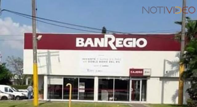 Tres sujetos asaltan un banco en la avenida Camelinas 