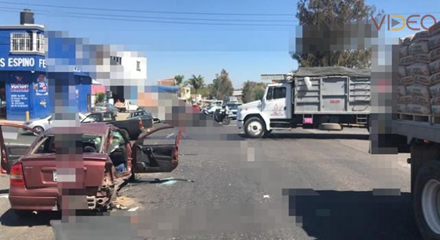 Aparatoso choque se registró en la carretera Morelia - Pátzcuaro, hay un herido