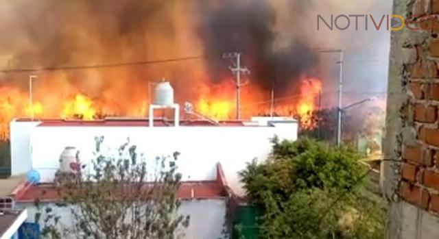 Incendio de pastizal causa pánico en el fraccionamiento La Hacienda