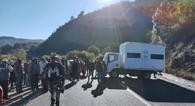 Comuneros bloquean la carretas federal y se retiran de mesa de seguridad convocada por el estado 