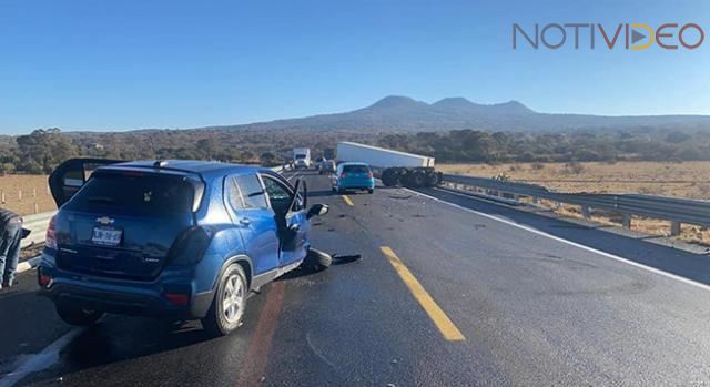Encontronazo entre un tráiler y un carro compacto, hay dos heridos 