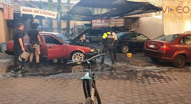 Policías y Tigres apagan un carro prendido en un auto lavado