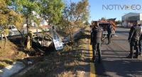 Jetta vuelca y se incendia en la salida a Pátzcuaro