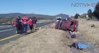 Un muerto y dos heridos graves deja volcadura de una camioneta en la autopista de Occidente